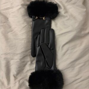 NWT Vince Camuto Black Fur-Trimmed Gloves in Small